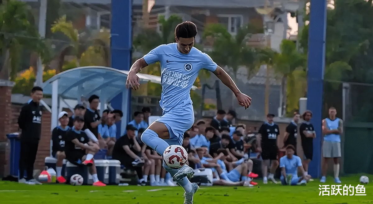 泰国队前锋再度攻破对手球门