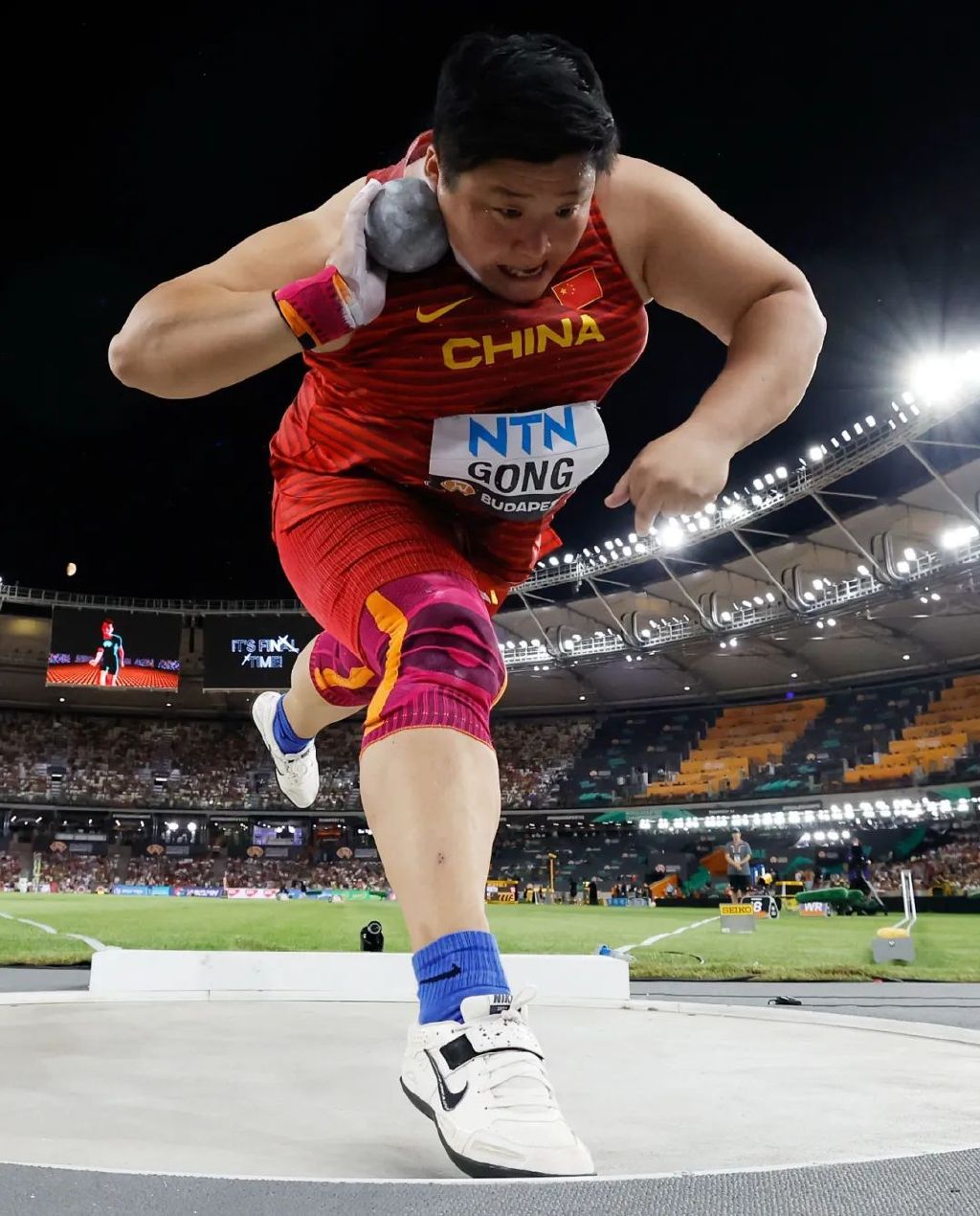 体育赛场热烈进行，选手庆典胜利