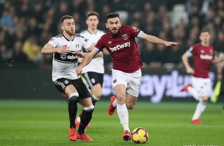 足球联赛顶尖球队交锋精彩绝伦