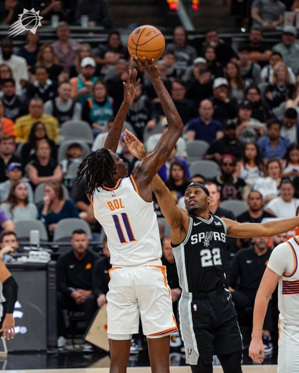 关于巨头对决，看谁能在赛场上占据主动的信息