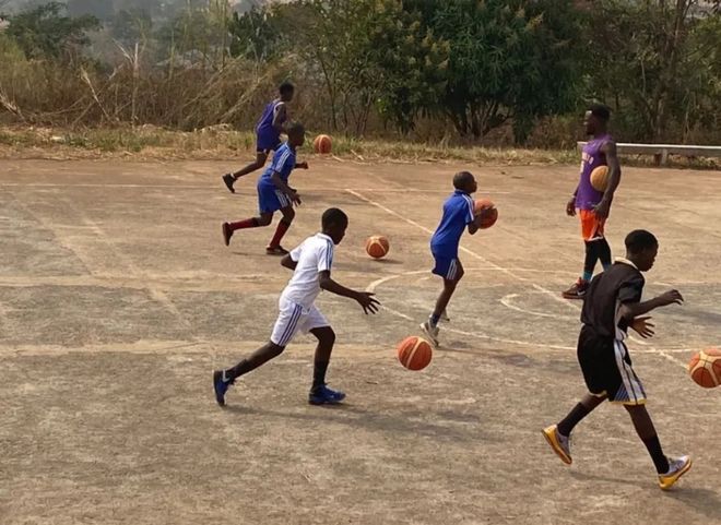 包含非洲篮球新星荣获殊荣，备战国际舞台展示实力的词条