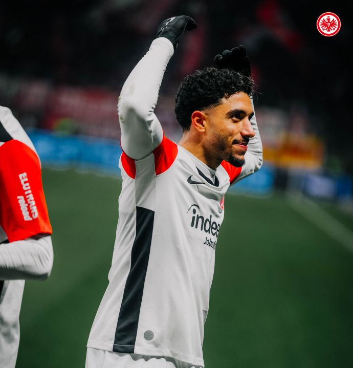 多特蒙德中场助攻破门,帮助球队轻取法兰克福 多特蒙德中场助攻破门,帮助球队轻取法兰克福