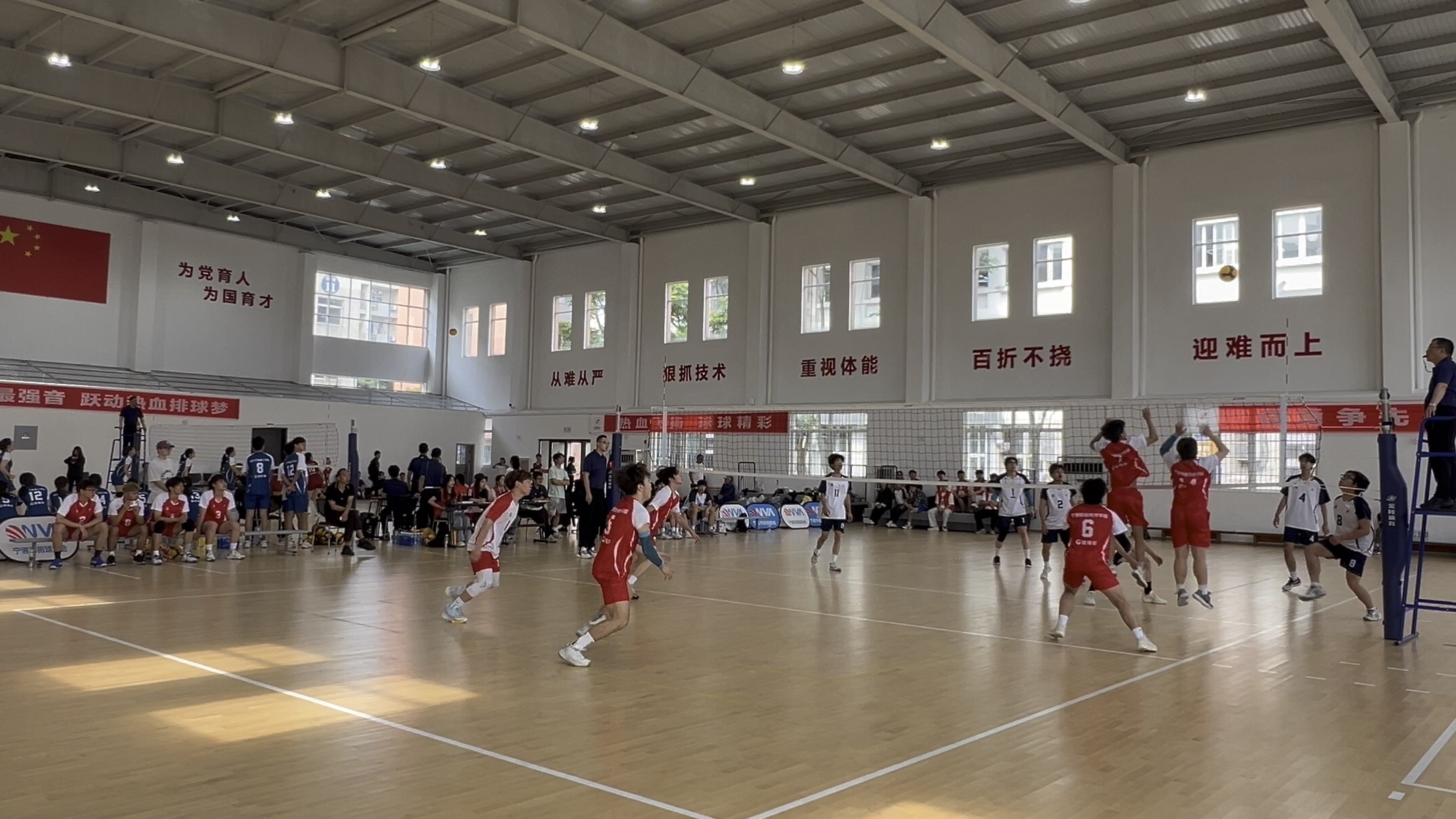 联赛严格要求，球场人员规范行为