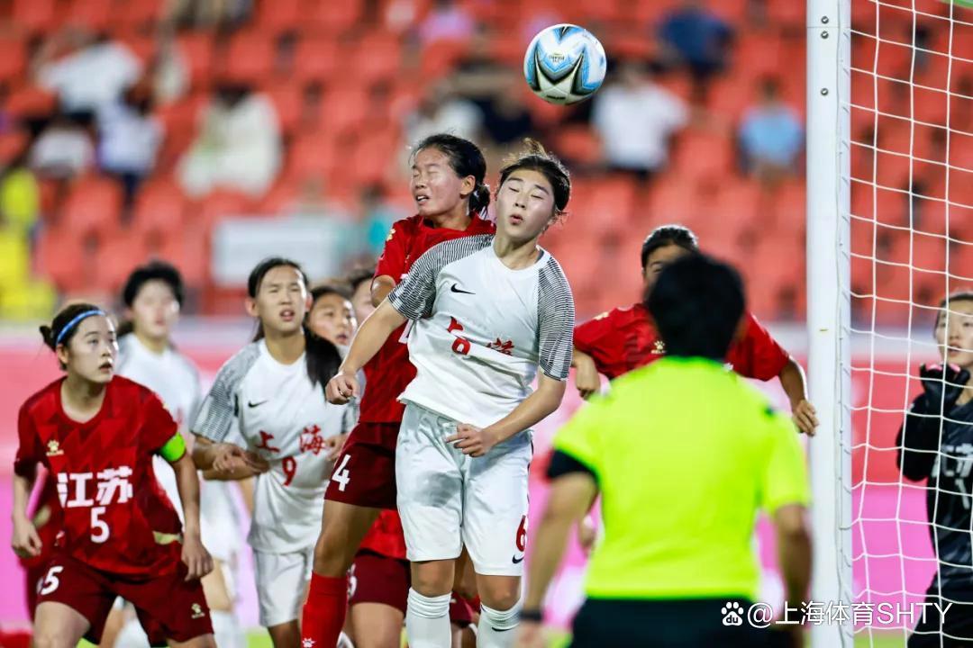 中国女足打败对手，队员团结合作取得胜利！