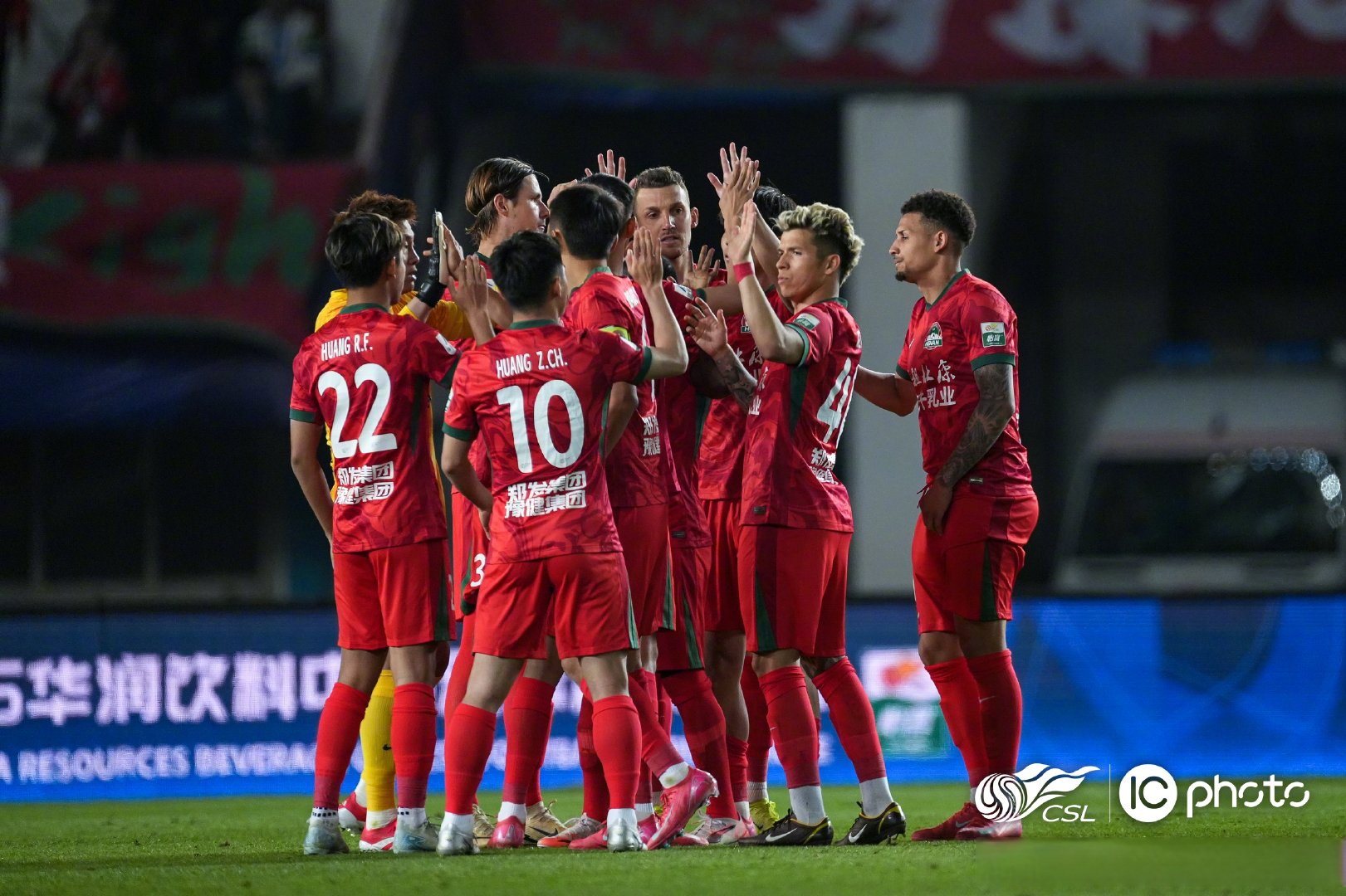 包含决赛首回合突如其来，双方火花四射的词条